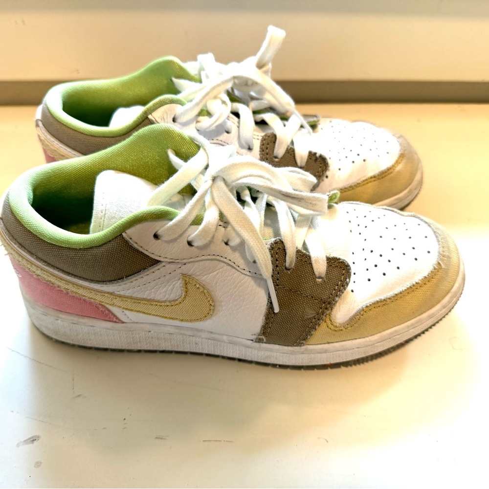 Nike Air Jordan tennis shoes size youth 4 1/2. Excellent condition